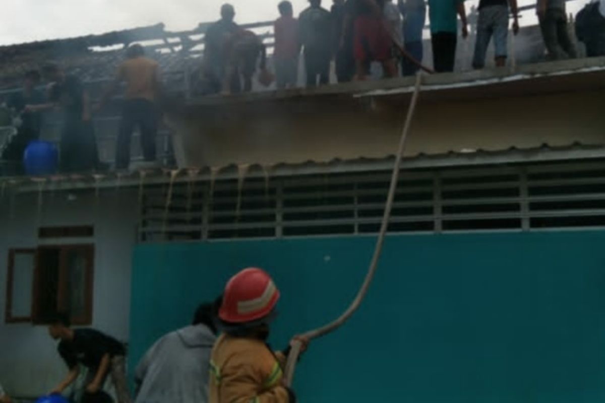 Pesantren Miftahul Khoirot di Desa Manggungjaya, Kecamatan Cilamaya Kulon, Kabupaten Karawang, Jawa Barat, mengalami kebakaran, Senin (21/2/2022).