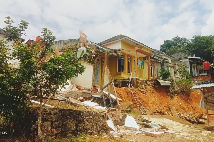 Belasan rumah di Perumahan Bukit Mas Residen III Dusun Bangko, Kecamatan Bangko, Kabupaten Merangin, Jambi terdampak longsor, Selasa malam (27/2/2024) 