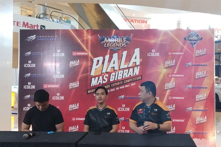 Putra Presiden Jokowi, Gibran Rakabuming Raka dan Kaesang Pangarep dalam pembukaan turnamen e-sport Mobile Legends:Bang Bang memperebutkan Piala Mas Gibran di The Park Mal Solo Baru, Sukoharjo, Jawa Tengah, Sabtu (1/2/2020).