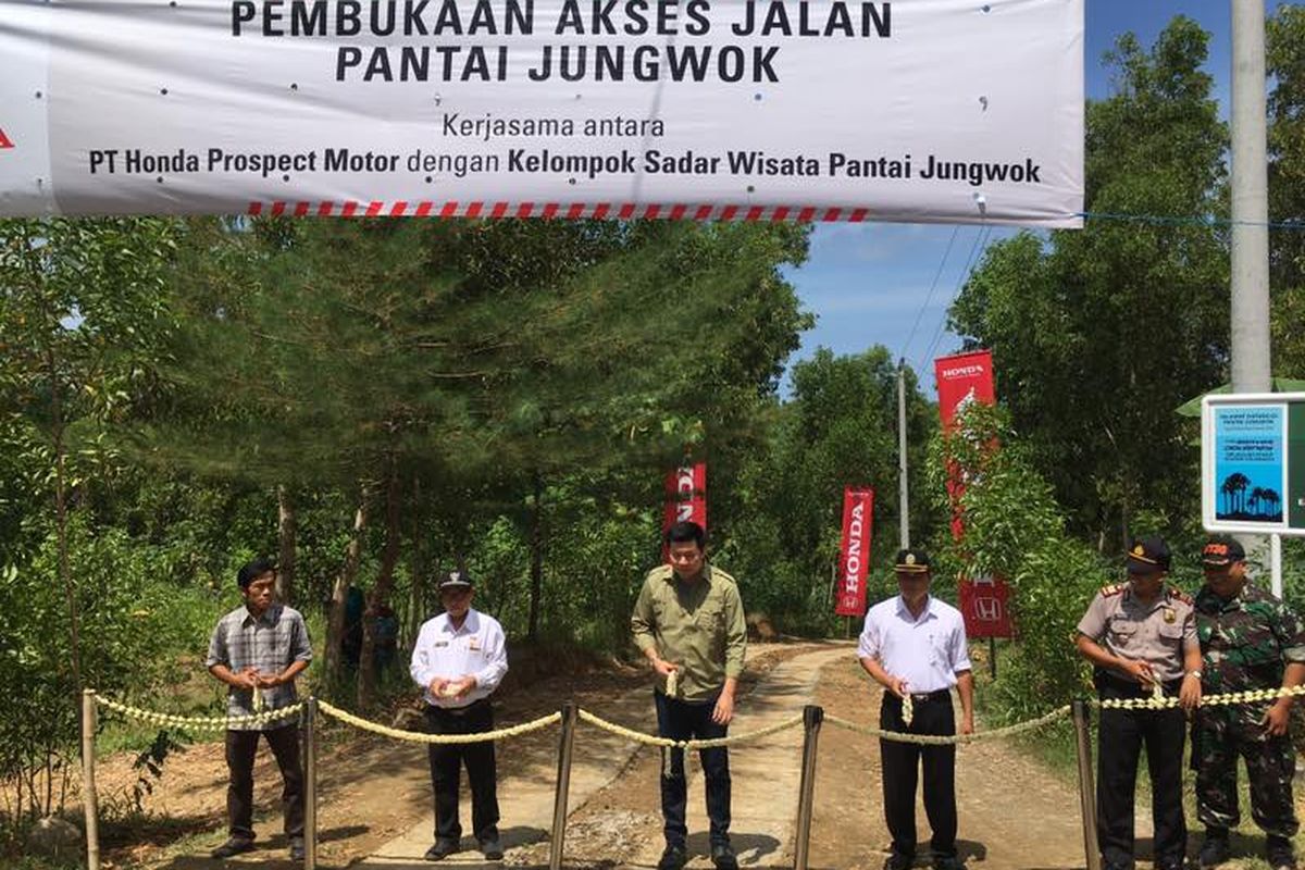 Pembukaan akses jalan Pantai Jungwok, hasil kerjasama PT Honda Prospect Motors dan Kelompok Sadar Wisata Pantai Jungwok.