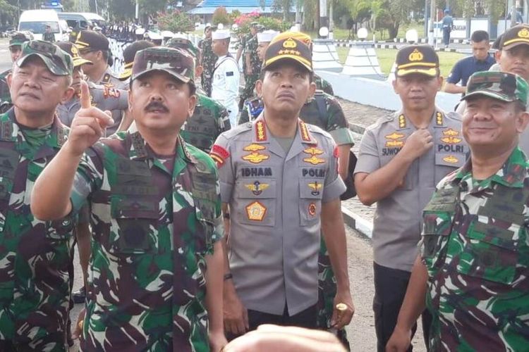 Panglima TNI Marsekal Hadi Tjahjanto  dan Kapolri Jenderal Idham Aziz bersama sejumlah pejabat TNI Polri saat mengunjungi Markas Komando Lantamal IX Ambon, Jumat (17/1/2020)