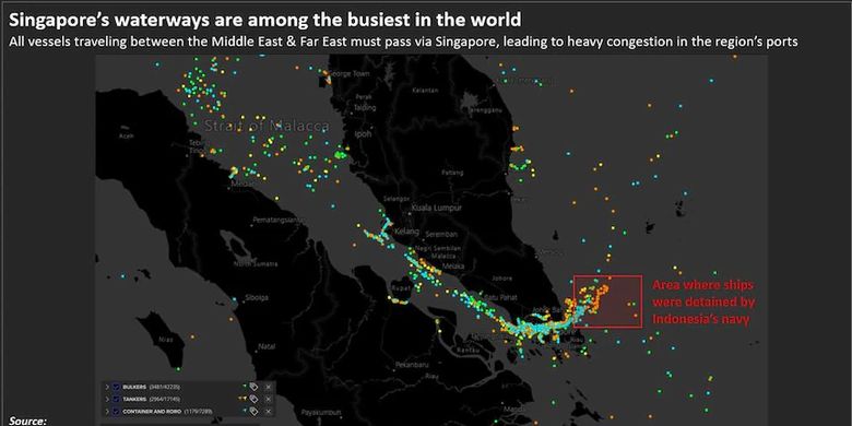 Perairan Singapura termasuk yang tersibuk di dunia.