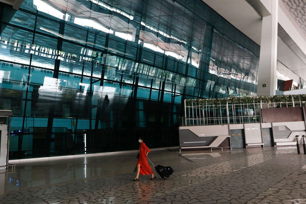 Suasana sepi di terminal 3 Bandara Soekarno-Hatta, Tangerang, Banten, Sabtu (25/4/2020). Bandara Soekarno-Hatta untuk sementara tidak melayani angkutan penumpang mulai Jumat (24/4/2020) hingga 1 Juni mendatang. Peraturan tersebut dalam rangka pengendalian transportasi selama musim mudik Idul Fitri 1441 H dalam rangka pencegahan penyebaran COVID-19.