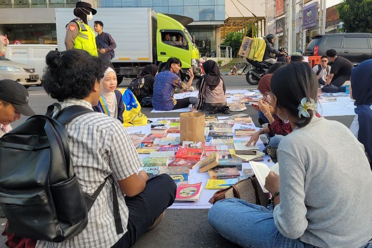 Lapak Baca dan Pasar Baju Bekas Gratis Jadi Cara Mahasiswa Banyumas Sampaikan Kritik kepada Pemerintah