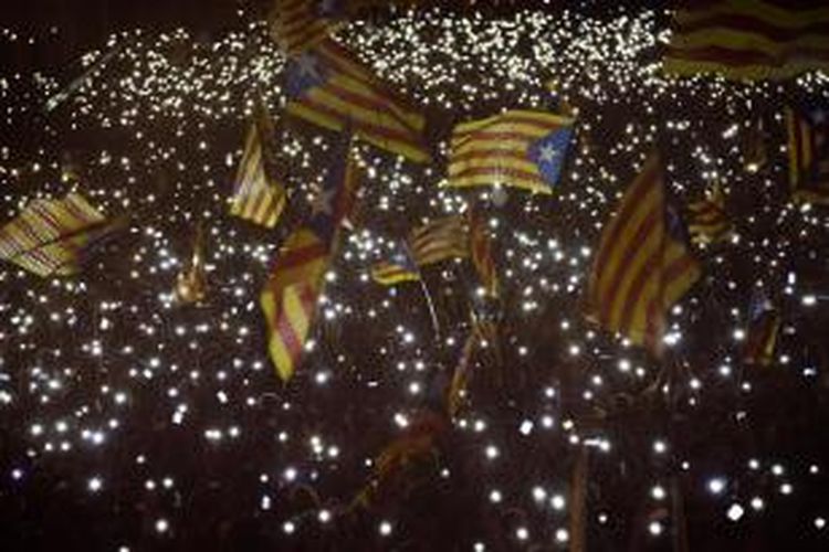 Pendukung kemerdekaan Catalan dari Spanyol mengibarkan bendera dan mendukung aliansi pro-kemerdekaan pimpinan Artur Mas.