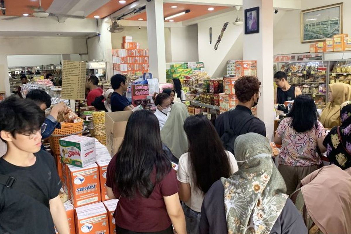 Suasana di salah satu toko oleh-oleh di kawasan Sanan, Kelurahan Purwantoro, Kecamatan Blimbing, Kota Malang, Jawa Timur yang merupakan sentra industri keripik tempe, Selasa (25/4/2023). () 