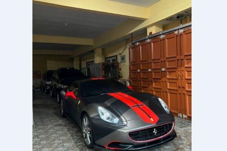 Mobil Ferrari Crazy Rich Indra Kenz telah disegel oleh pihak Mabes Polri yang turun ke Sumatera Utara. 

