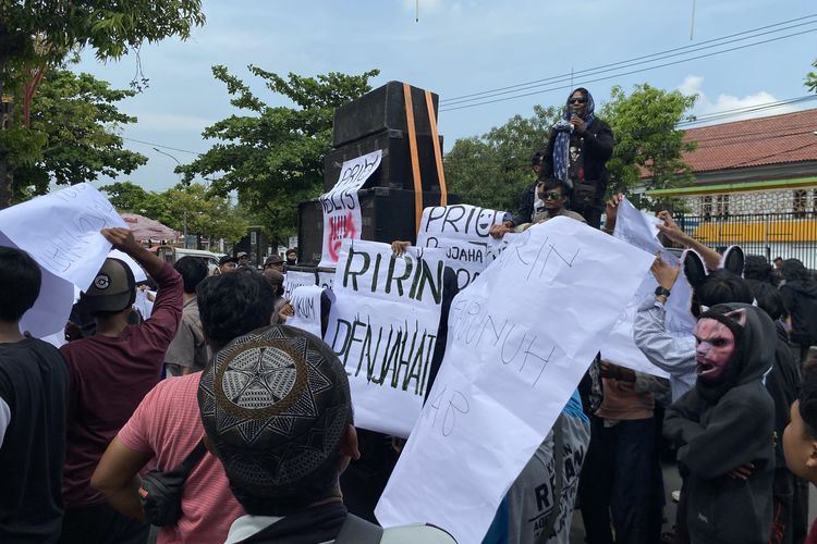 Kasus Pembunuhan Keluarga di Indramayu: Ratusan Warga Demo PN, Tolak 