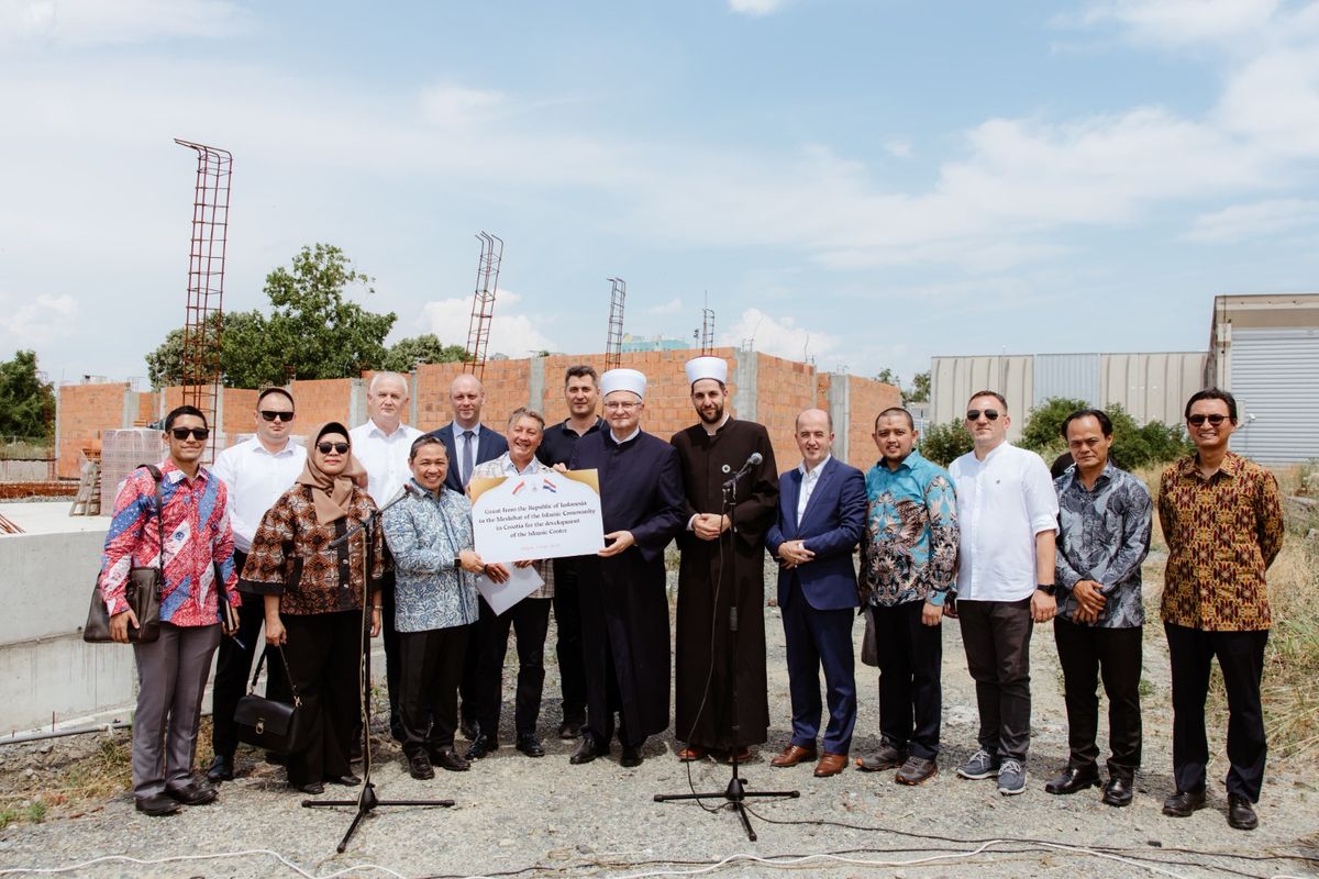 Penyerahan bantuan oleh Wakil Menteri Luar (Wamenlu) Negeri RI Anis Matta kepada Mufti Aziz Ef. Hasanovic dan disaksikan oleh Kepala Lembaga Pengembangan dan Investasi Wakaf Dompet Dhuafa Prima Hadi Putra, Senin (7/7/2025).