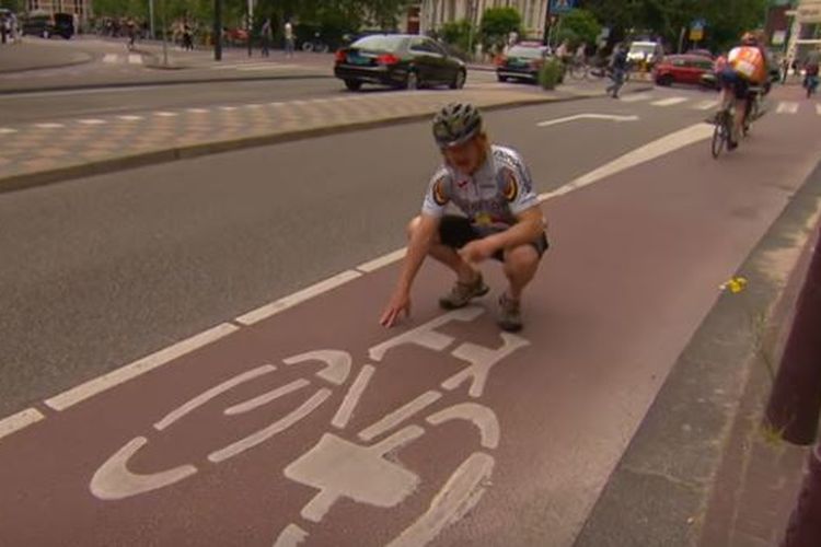 Jalur sepeda di kota Amsterdam, Belanda dibuat terpisah. Kota ini menjadi salah satu kota terbaik dan teramah bagi para pesepeda.