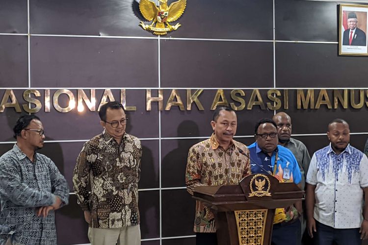 Ketua Komnas HAM Ahmad Taufan Damanik (di mimbar) saat konferensi pers di Kantor Komnas HAM, Senin (26/9/2022).