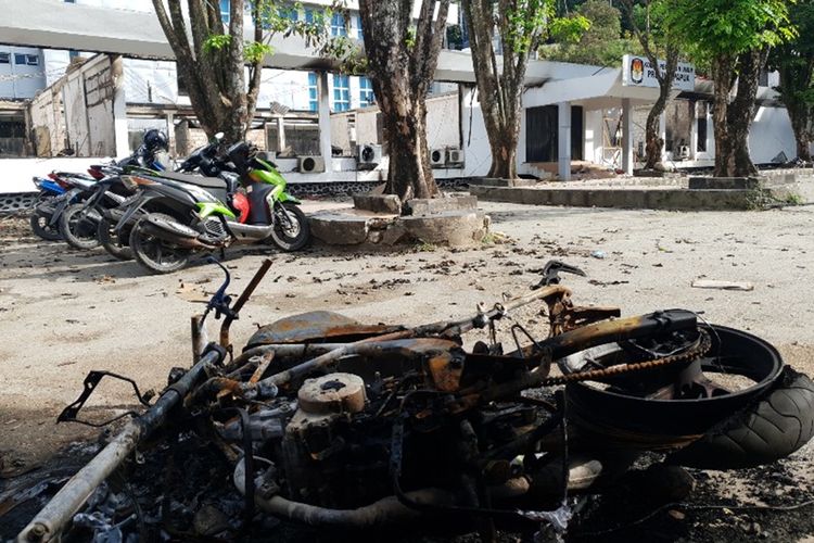 Tampak bangkai motor yang telah hangus terbakar di depan Kantor KPU Papua yang juga ikut dibakar massa pada kerusuhan di Kota Jayapura, Selasa (3/09/2019)