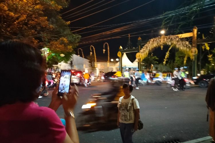 Warga melakukan swafoto di depan Gerbang Puro Mangkunegaran, Kota Solo, jelang penikahan Kaesang-Erina