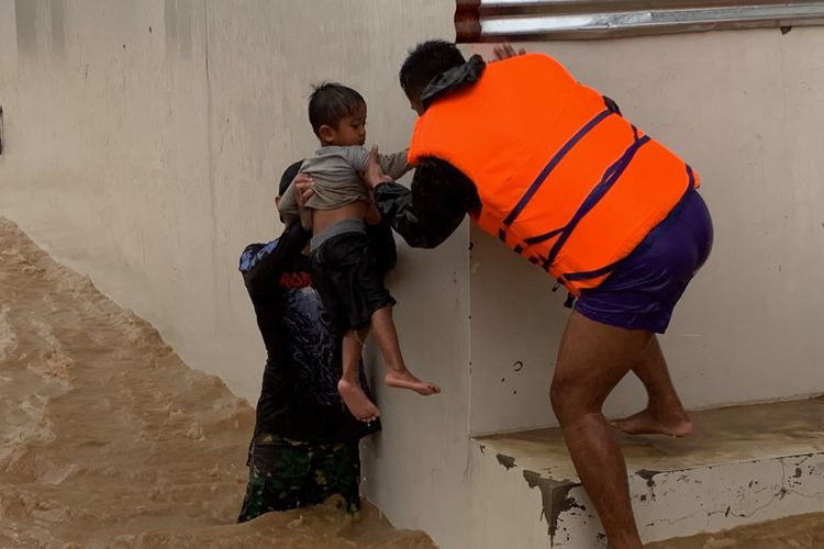 Detik-detik 11 Warga Padang Terjebak 2 Jam di Loteng Saat Tanggul Jebol, Ada Bayi 3 Bulan