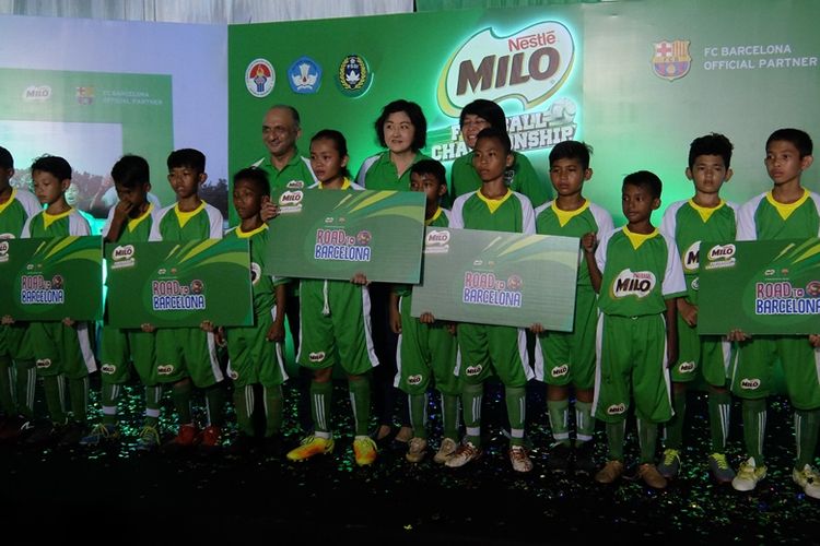 Presiden Direktur PT Nestlé Indonesia, Dharnesh Gordhon, Prawitya Soemadijo dan Debora Tjandra Kusuma bersama para pemain terbaik MILO Football Championship yang terpilih untuk mengikuti pelatihan sepak bola di FCBEscola, Barcelona.
