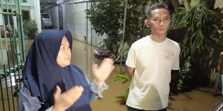 Kondisi rumah warga di Kampung Ciseah Mekar, RT 1 RW 11, Desa Pameuntasan, Kecamatan Kutawaringin, Kabupaten Bandung, Jawa Barat, terendam banjir setinggi satu meter akibat luapan sungai muara Ciwidey, Kamis (4/12/2025)