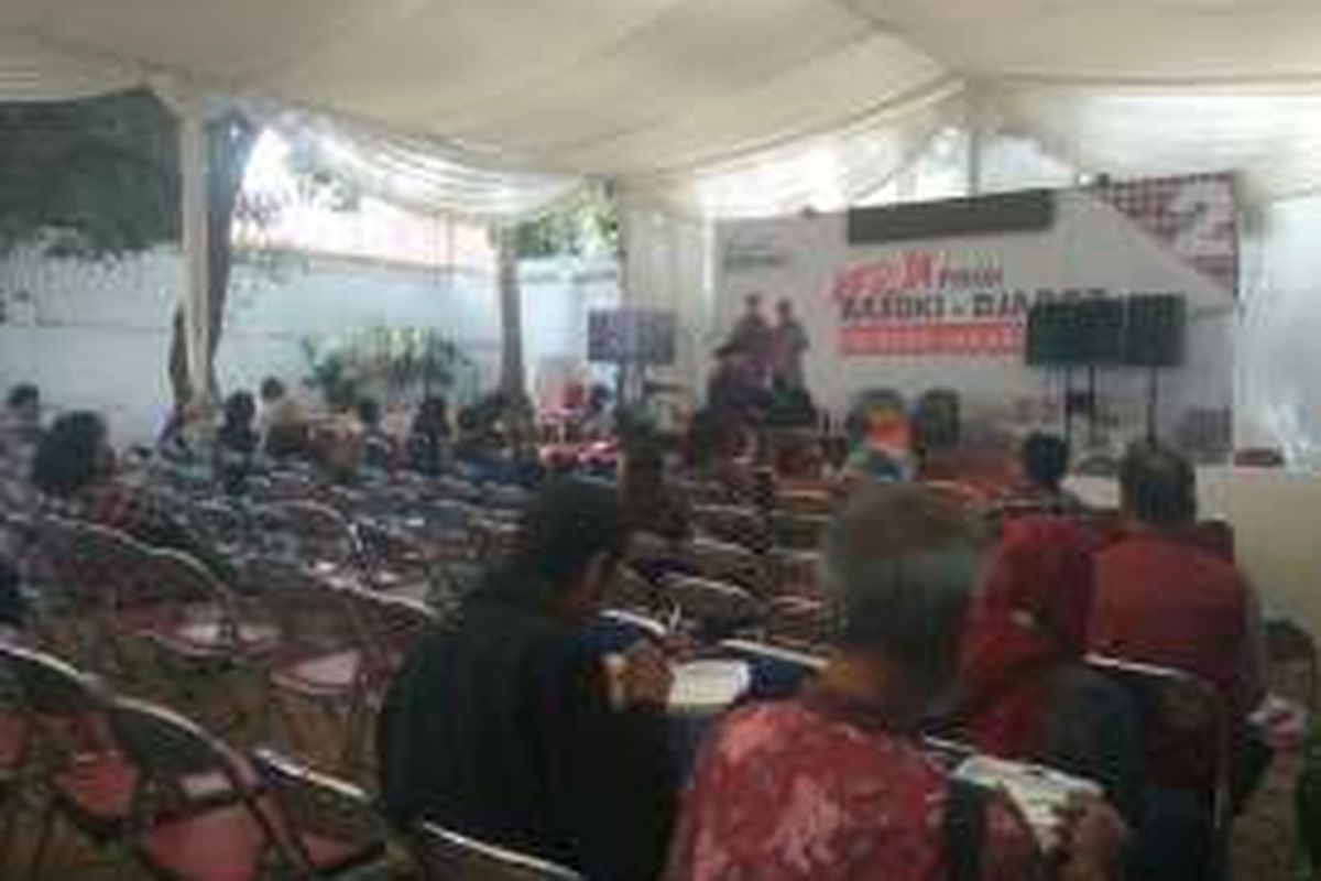 Suasana nonton bareng sidang perdana Basuki Tjahaja Purnama atau Ahok di Rumah Lembang, Jakarta Pusat, Selasa (13/12/2016).