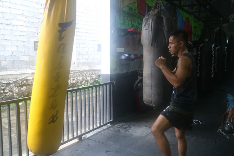 Petarung MMA asal Indonesia, Stefer Rahardian, ketika berlatih di Bali MMA, Jalan Raya Padonan No.6, Kuta Utara, Kabupaten Badung, Bali, Kamis (11/1/2018).