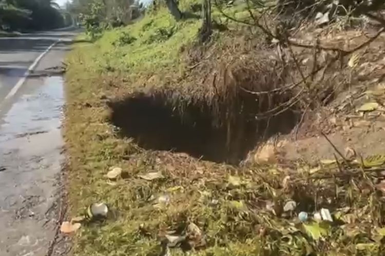 Bikin Geger Warga Bengkulu, Lubang 5 Meter di Tepi Jalan Nasional Semburkan Air Asin