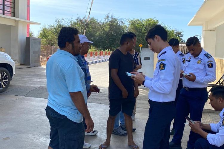 Petugas memeriksa paspor warga yang akan menuju ke Timor Leste melalui Pos Lintas Batas Negara (PLBN) Motaain, Nusa Tenggara Timur, Rabu (16/8/2023).