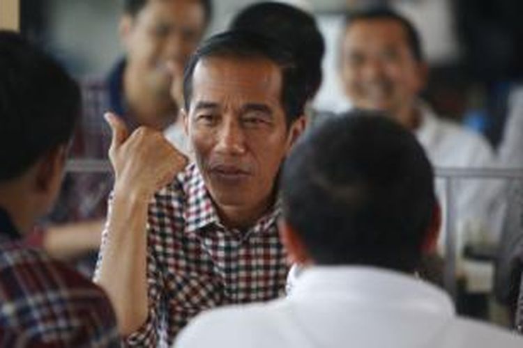 Calon presiden Joko Widodo saat persiapan kampanye di Karawang, Jawa Barat, Selasa (17/6/2014). Pemilu Presiden 2014 akan diselenggarakan pada 9 Juli 2014.