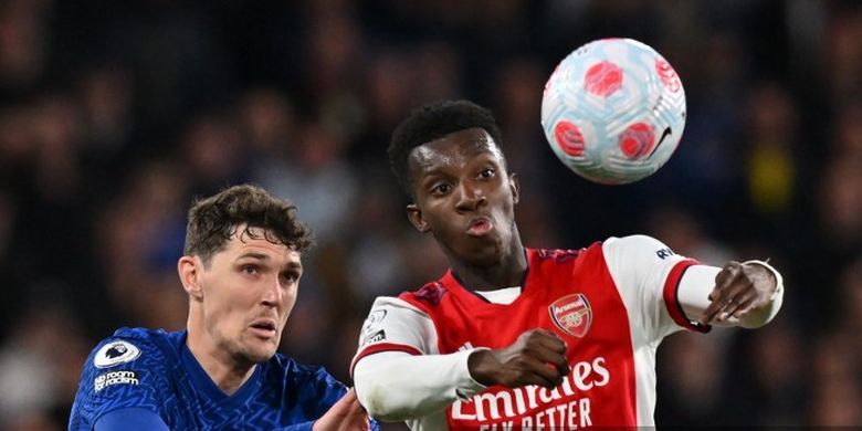 Penyerang Arsenal, Eddie Nketiah, berebut bola dengan bek Chelsea Andreas Christensen dalam laga Liga Inggris 2021-2022 di Stadion Stamford Bridge, 20 April 2022.