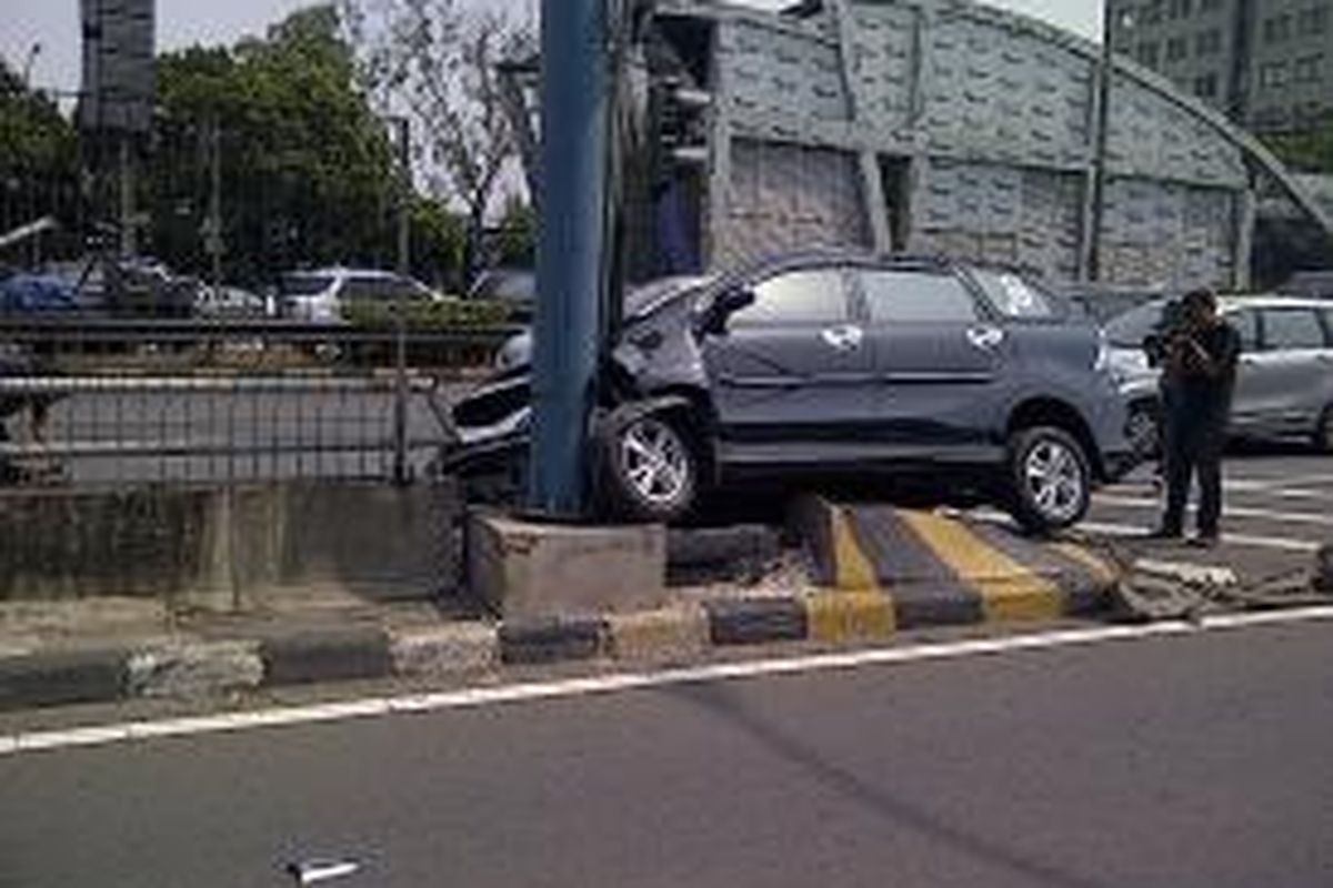 Sebuah mobil Toyota Avanza ringsek setelah ditabrak mobil Toyota Kijang Innova di pintu keluar tol Cawang, Jakarta Timur, Kamis (12/9/2013) siang. Pada saat kejadian, Kijang Innova hendak menghindari truk di sebelah kanan.