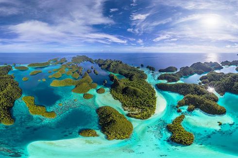 Kapal Pesiar Aqua Blu Kandas di Wilayah Terumbu Karang Raja Ampat