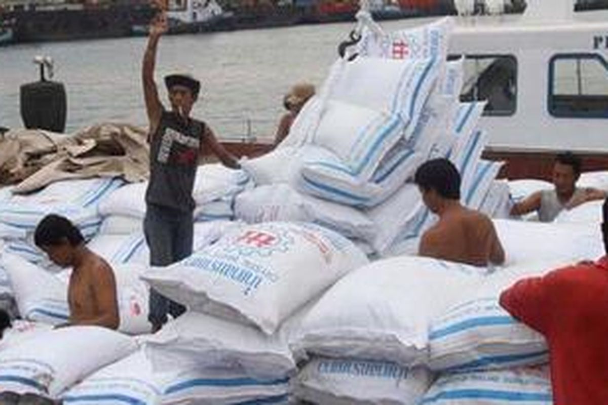 Ilustrasi: Impor gula pasir dari Thailand dibongkar di Terminal Batu Ampar, Batam.