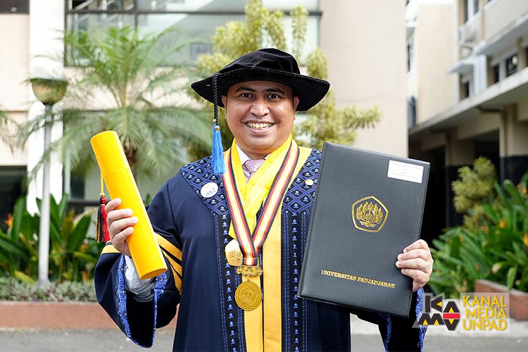 Prakoso Bhairawa Putera berhasil meraih gelar Doktor dari Universitas Padjadjaran (Unpad) dengan IPK 4,00