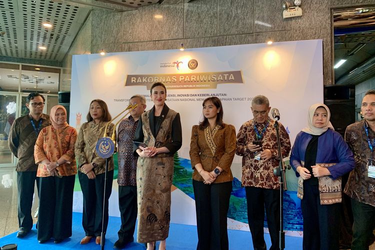 Menteri Pariwisata Republik Indonesia (RI), Widiyanti Putri Wardhana, bersama jajaran dalam konferensi pers Rapat Koordinasi Nasional Pariwisata (Rakornas Pariwisata), Rabu (20/5/2026).