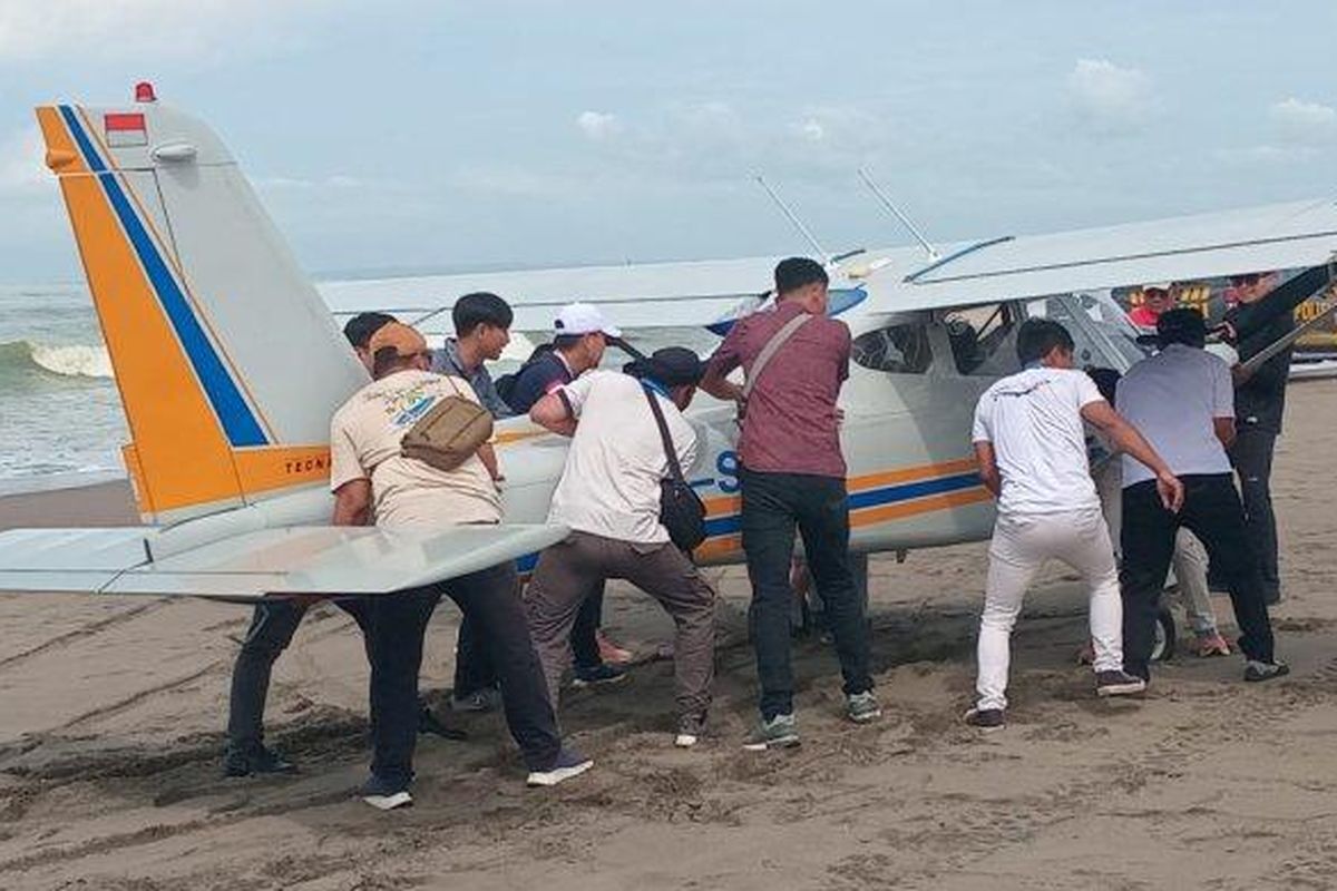 Pesawat capung mendarat darurat di pesisir Patai Barat kawasan Kampung Turis Pangandaran, Minggu (20/4/2025). 
