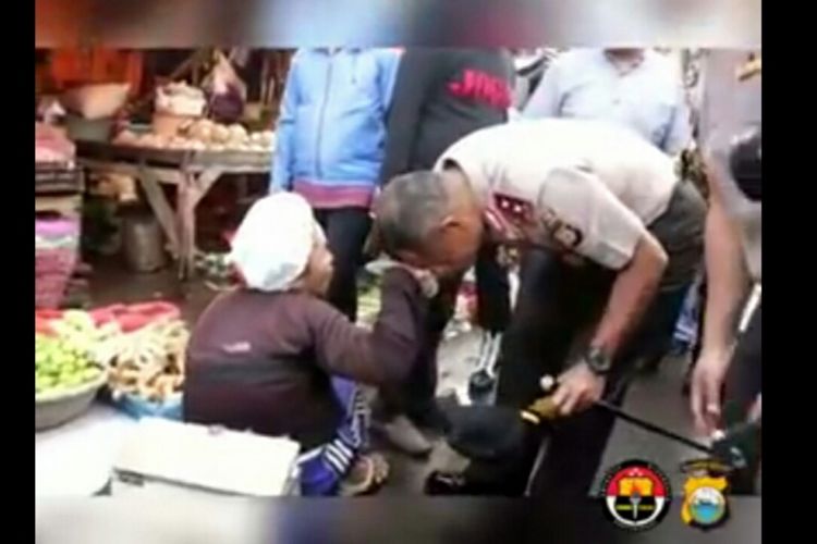 Kapolda Sulsel, Inspektur Jendral (Irjen) Polisi Umar Septono mencium tangan ibu cacat yang didapatinya mengemis di Pasar Terong saat memantahu harga bahan pokok.