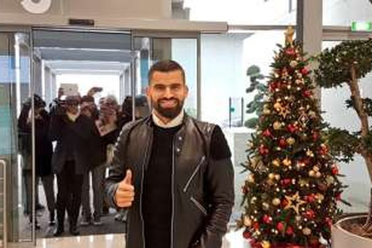 Pemain asal Venezuela, yang bermain untuk klub Genoa, tiba di Turin untuk menjalani tes medis bersama Juventus, Kamis (29/12/2016).