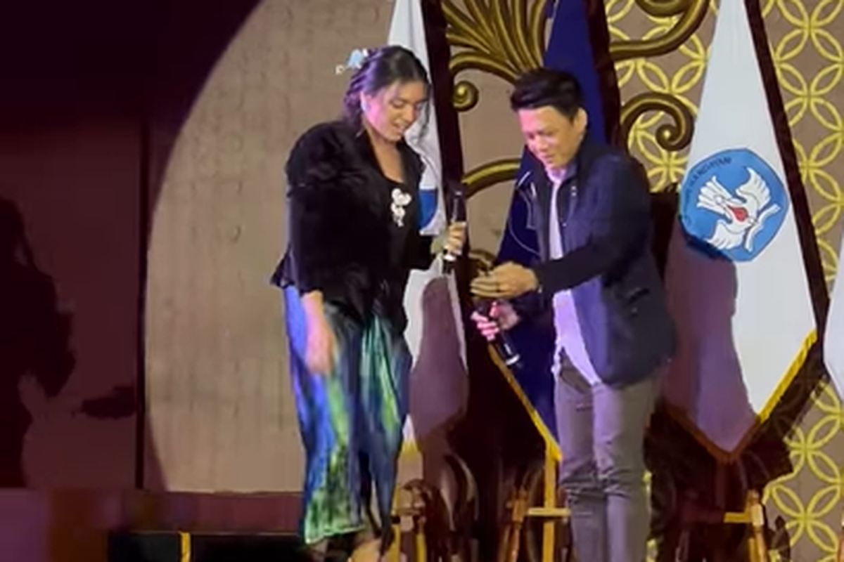 Ariel di acara kelulusan putrinya