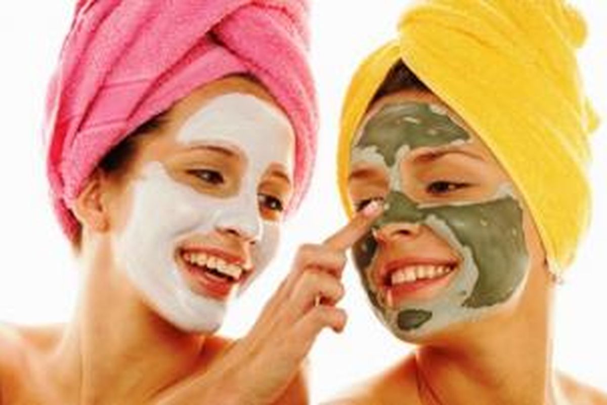 Perawatan kulit rutin dengan menggunakan masker alami bisa membantu meratakan warna kulit.
