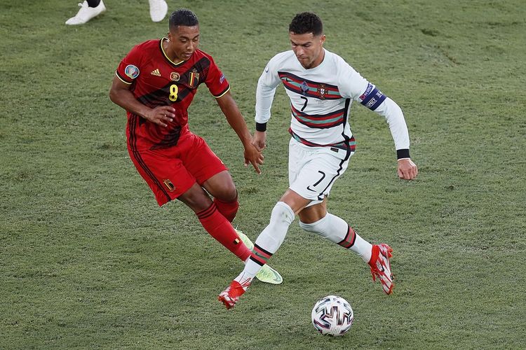 Gelandang Belgia Youri Tielemans membayangi penyerang Portugal Cristiano Ronaldo pada laga 16 besar Euro 2020 di Stadion La Cartuja, Sevilla, Senin (28/6/2021) dini hari WIB.
