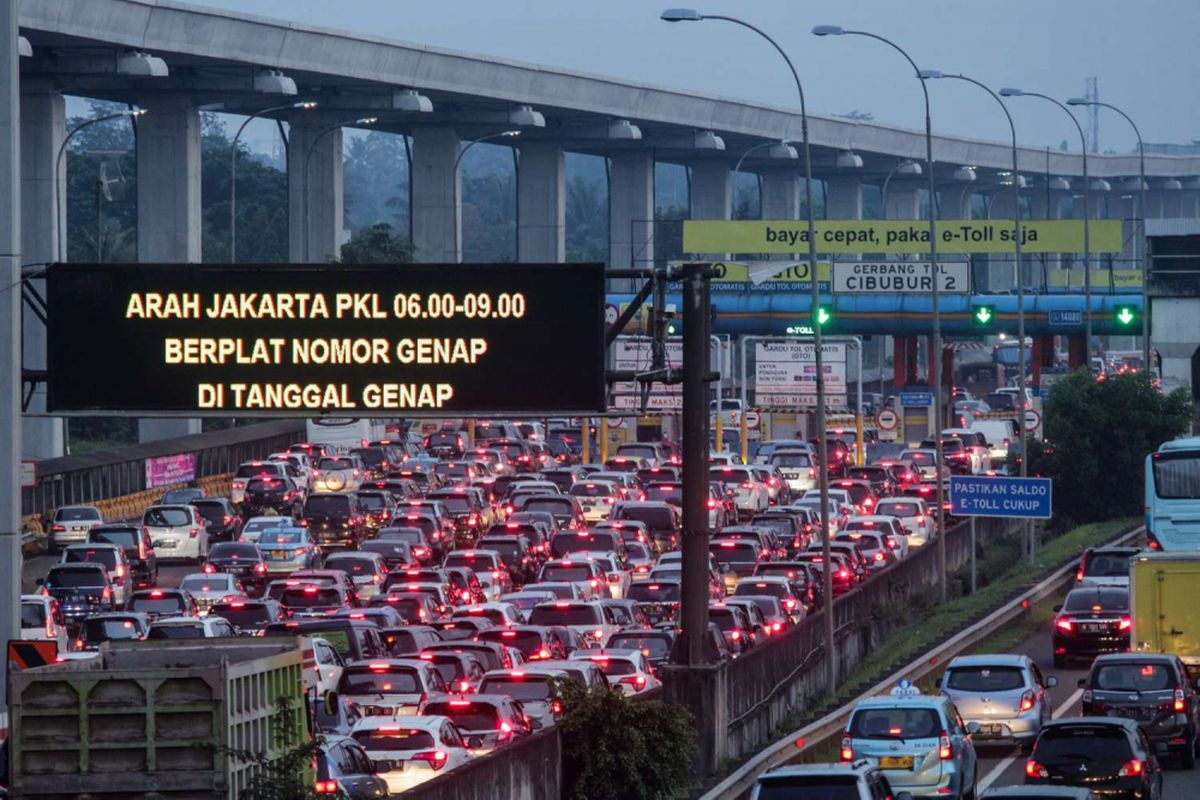 Sejumlah kendaraan melaju di Gerbang Tol Cibubur 2 Tol Jagorawi, Jakarta, Senin (16/4/2018). Uji coba yang dilakukan setiap hari Senin-Jumat kecuali hari libur nasional tersebut dimulai pukul 06.00 hingga 09.00 WIB diharapkan dapat mengurai kemacetan.