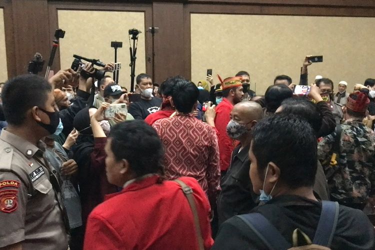Sidang dengan agenda putusan yang digelar Pengadilan Negeri (PN) Jakarta Pusat terhadap pegiat media sosial, Edy Mulyadi diwarnai kericuhan. Sejumlah masyarakat Kalimantan yang tergabung dalam Majelis Adat Dayak Nasional (MADN) tidak terima dengan putusan majelis hakim.