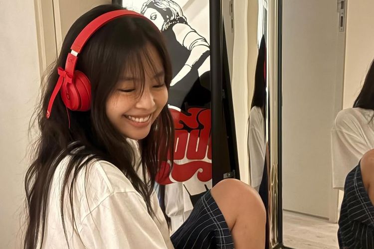 Jennie Blackpink unggah foto tanpa makeup, tampil natural dengan rambut acak-acakan. Simak detail outfitnya berikut ini.