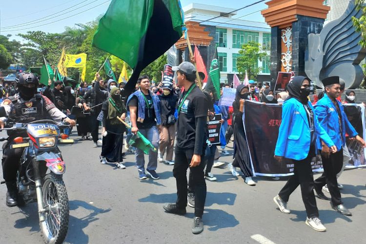 Ratusan mahasiswa saat berunjukrasa di depan gedung DPRD Lamongan menolak jabatan presiden tiga periode, Rabu (13/4/2022).