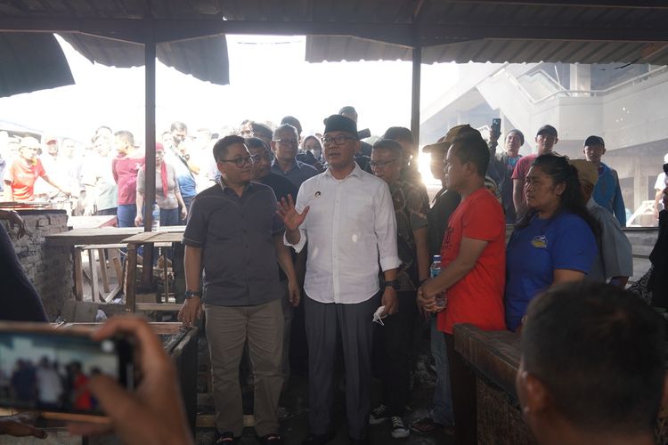 Bupati Bogor Iwan Setiawan saat meninjau korban kebakaran Pasar Leuwiliang, di Kabupaten Bogor, Jawa Barat, Jumat (29/9/2023).