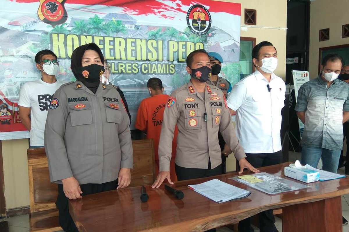 Kapolres Ciamis AKBP Tony Prasetyo menjelaskan motif tersangka menyebarluaskan video mesum saat ekspos kasus di Mapolres, Selasa (27/9/2022).