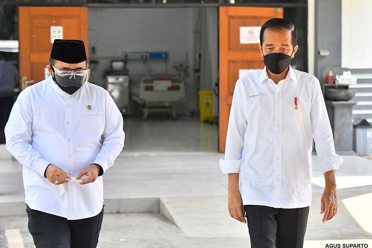 Presiden Joko Widodo meninjau kesiapan di Asrama Haji Pondok Gede, Jakarta Timur, yang diresmikan sebagai tempat isolasi dan perawatan bagi pasien Covid-19, Jumat (9/7/2021) hari ini. Presiden Jokowi menuturkan pemerintah menyiapkan 900 tempat tidur isolasi, 50 ICU (intensive care unit), dan 40 HCU (high care unit) di Asrama Haji Pondok Gede.