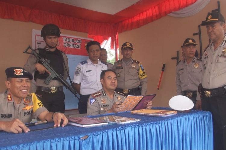 Kapolda Sumsel Irjen Pol Zularnain meninjau Pos Pelayanan Arus Mudik di Kabupaten Ogan Ilir, Sumatera Selatan, Senin (11/6/2018)