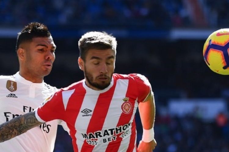 Casemiro berduel dengan Portu pada pertandingan Real Madrid vs Girona di Stadion Santiago Bernabeu dalam lanjutan La Liga Spanyol, 17 Februari 2019. 