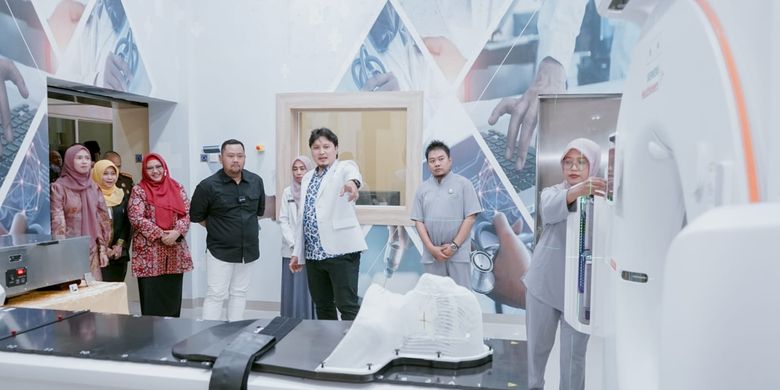 Bupati Gresik Fandi Akhmad Yani bersama mengecek Gedung Instalasi Pelayanan Kanker Terpadu (IPKT) di kompleks RSUD Ibnu Sina, yang baru diresmikan pada Kamis (25/7/2024).