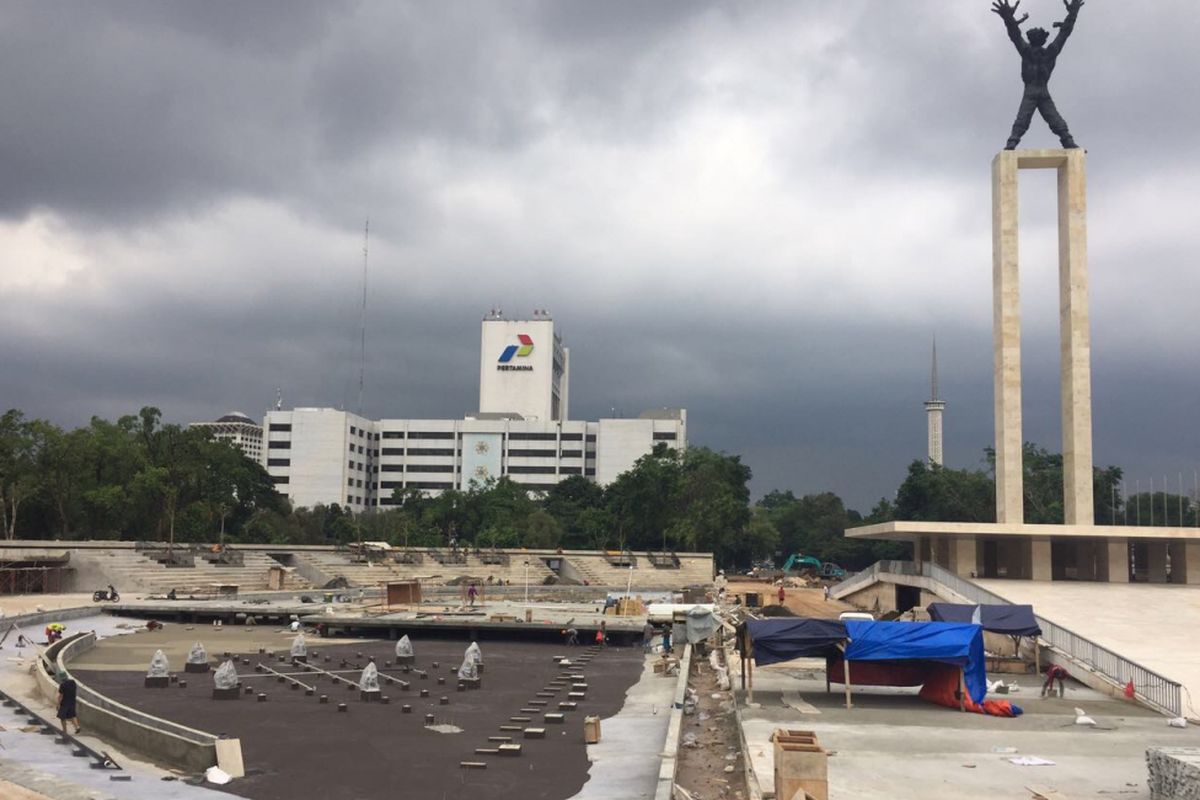  Revitalisasi Lapangan Banteng di Jakarta Pusat masih terus dilakukan. Perubahan wajah lapangan bersejarah itu telah dilakukan sejak Maret 2017 dan ditargetkan rampung pada akhir Maret ini. Foto diambil Jumat (2/3/2018).