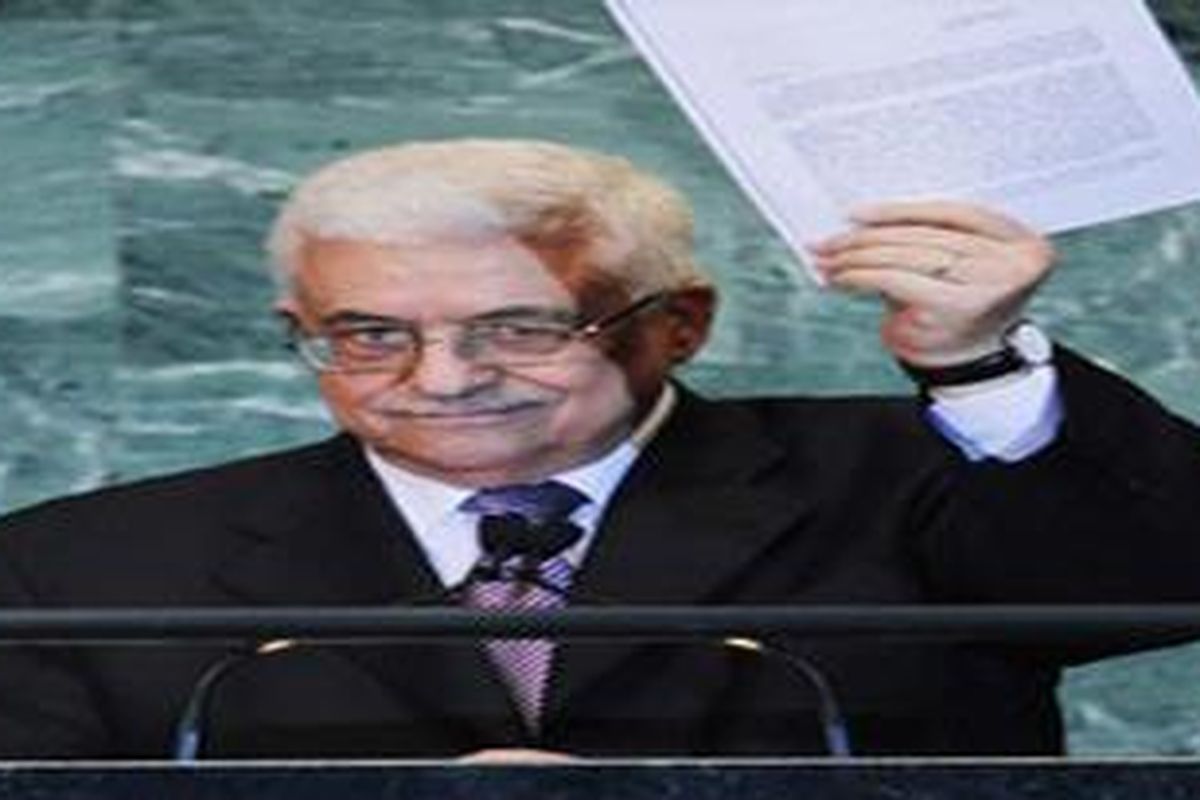 Presiden Palestina, Mahmud Abbas, di muka Majelis Umum PBB di New York AS, Jumat (23/9/2011), melambaikan salinan surat permintaannya ke PBB yang berisi permintaan agar negara Palesina menjadi anggota penuh organisasi internasional itu.