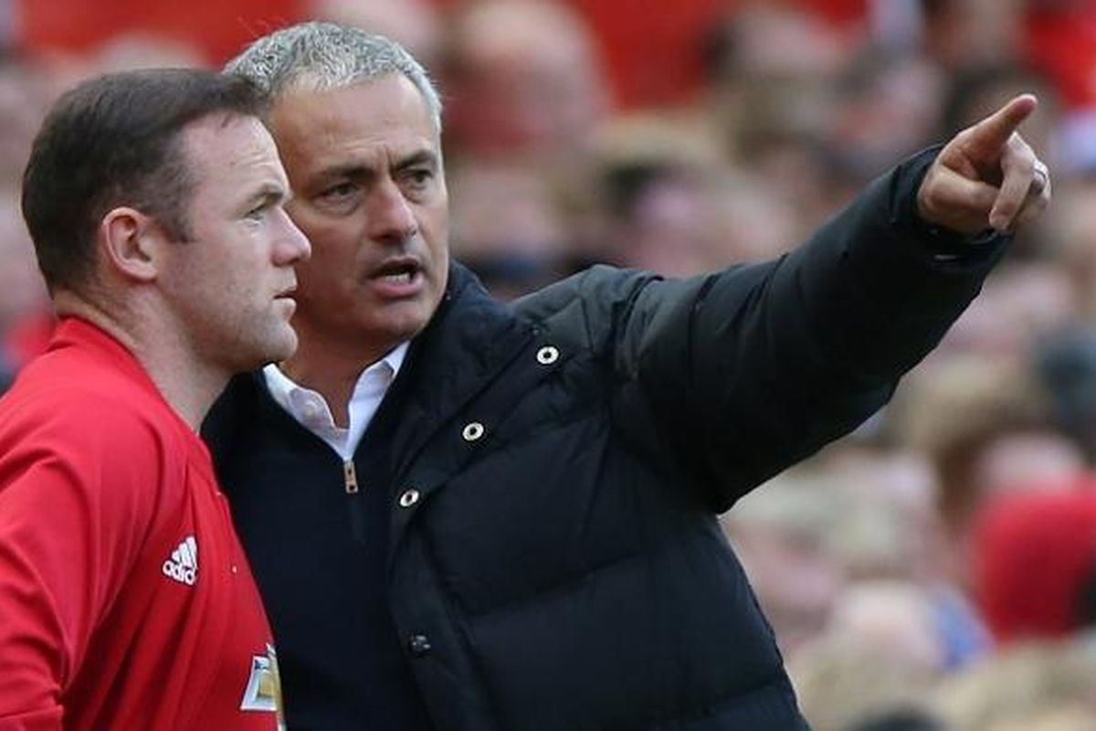 Manajer Manchester United, Jose Mourinho (kanan), berbincang dengan salah satu pemainnya, Wayne Rooney, dalam laga Premier League kontra Stoke City, di Stadion Old Trafford, 2 Oktober 2016.